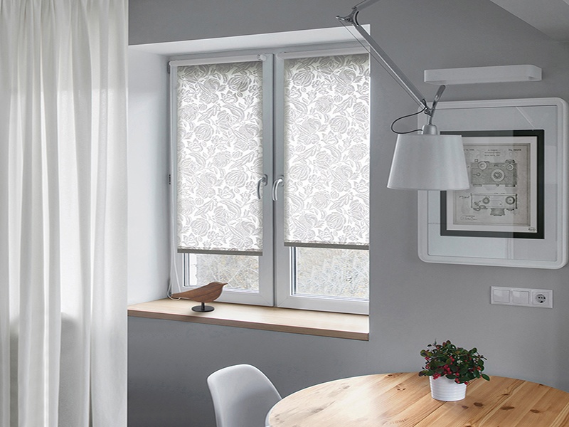 Монтаж рулонной шторы на створку окна - изображение 1 - заказать онлайн в салоне штор Benone в Лыткарино